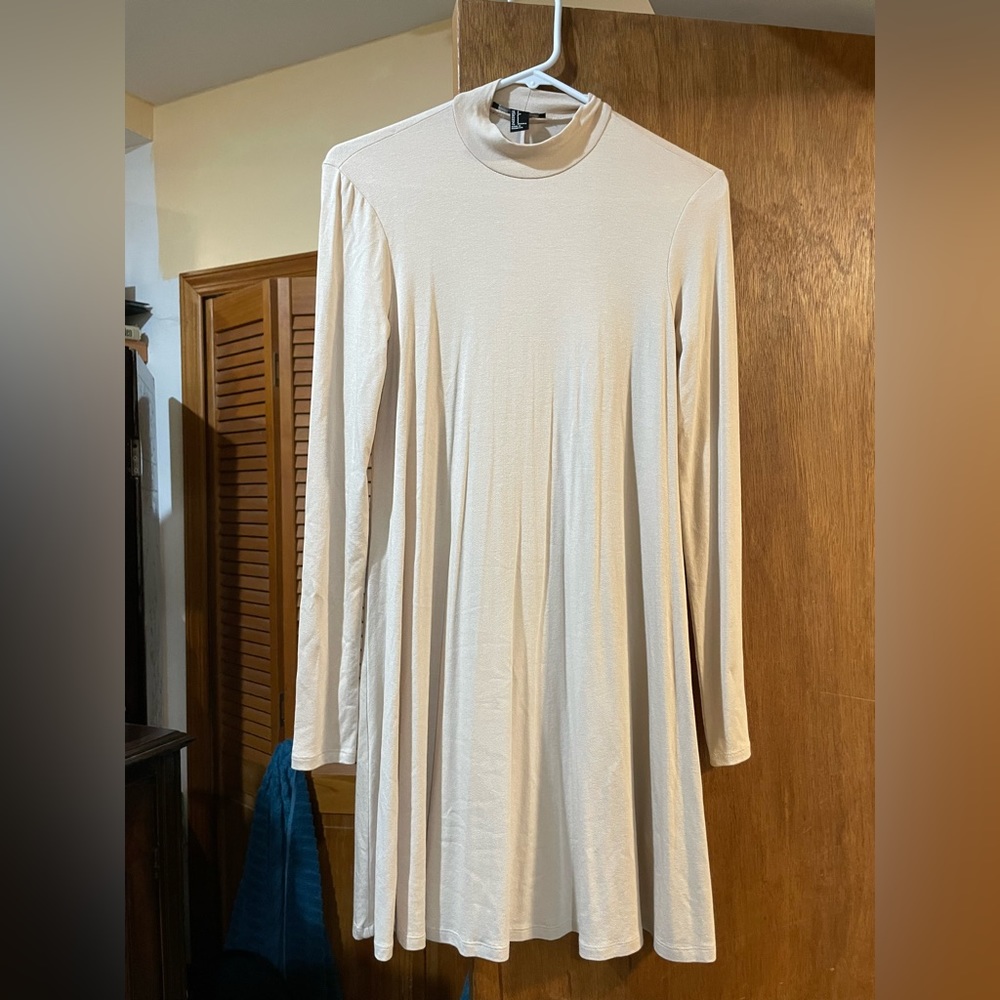 Forever 21 long sleeve dress. Very flowy. Beige